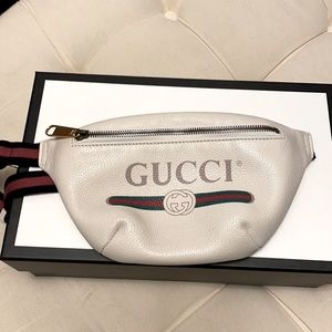 GUCCI hammered calfskin belt bag small - white